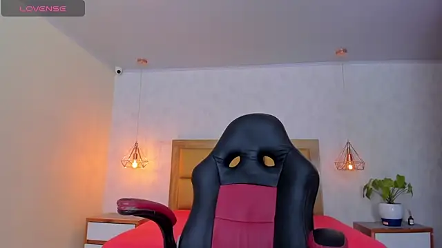 Snapshot of LARSONMIA chatting on 02-20-25, 12:04 LARSONMIA online show from 02-20-25, 12:04