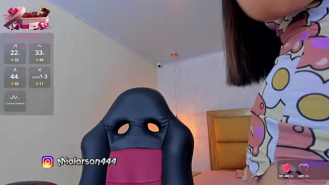 Snapshot of LARSONMIA chatting on 02-22-25, 12:08 LARSONMIA online show from 02-22-25, 12:08