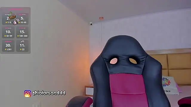 Snapshot of LARSONMIA chatting on 03-08-25, 12:09 LARSONMIA online show from 03-08-25, 12:09