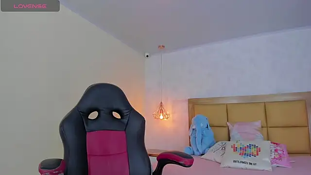 Snapshot of LARSONMIA chatting on 03-10-25, 12:15 LARSONMIA online show from 03-10-25, 12:15