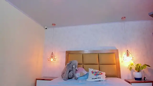 Snapshot of LARSONMIA chatting on 03-19-25, 12:12 LARSONMIA online show from 03-19-25, 12:12