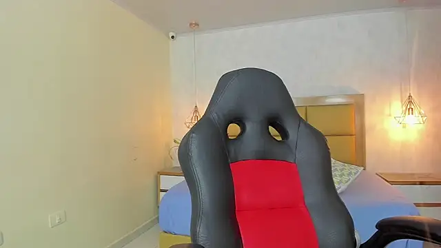 Snapshot of LARSONMIA chatting on 09-19-25, 12:17 LARSONMIA online show from 09-19-25, 12:17