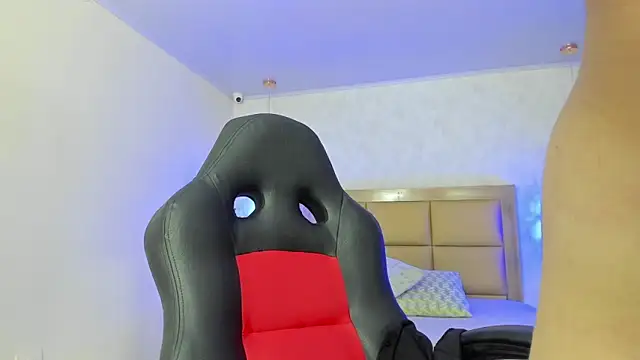 Snapshot of LARSONMIA chatting on 10-01-25, 12:22 LARSONMIA online show from 10-01-25, 12:22