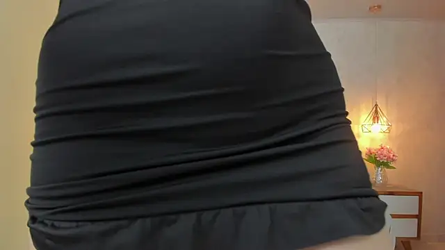 Snapshot of LARSONMIA chatting on 10-06-25, 12:46 LARSONMIA online show from 10-06-25, 12:46