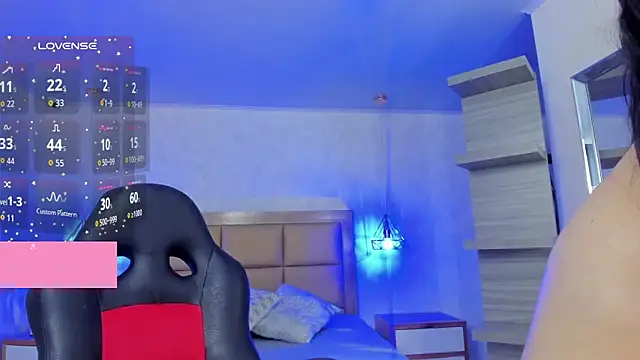 Snapshot of LARSONMIA chatting on 10-07-25, 12:13 LARSONMIA online show from 10-07-25, 12:13