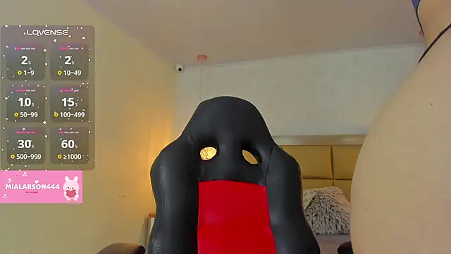 Snapshot of LARSONMIA chatting on 10-08-25, 12:25 LARSONMIA online show from 10-08-25, 12:25