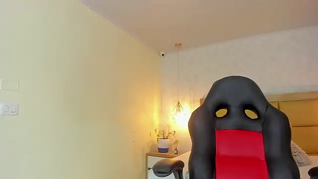 Snapshot of LARSONMIA chatting on 10-20-25, 12:27 LARSONMIA online show from 10-20-25, 12:27