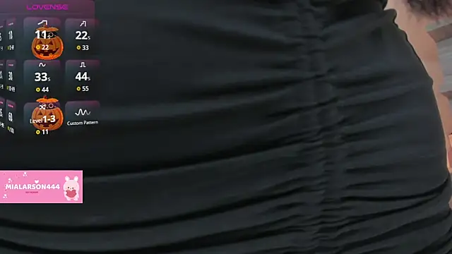 Snapshot of LARSONMIA chatting on 10-23-25, 12:26 LARSONMIA online show from 10-23-25, 12:26