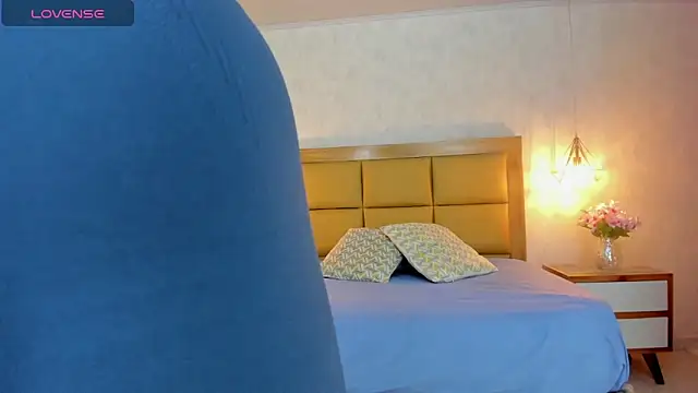 Snapshot of LARSONMIA chatting on 10-31-25, 12:39 LARSONMIA online show from 10-31-25, 12:39