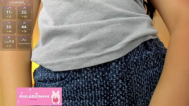 Snapshot of LARSONMIA chatting on 11-12-25, 12:27 LARSONMIA online show from 11-12-25, 12:27