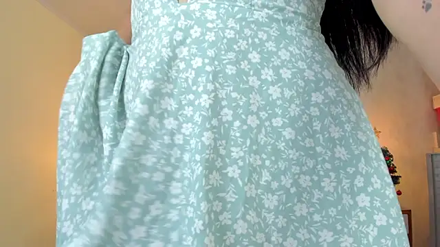 Snapshot of LARSONMIA chatting on 12-02-25, 12:21 LARSONMIA online show from 12-02-25, 12:21