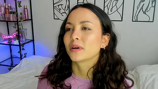 Snapshot of Megan_Rodrigo chatting on 09-28-25, 08:03 Megan Rodrigo online show from 09-28-25, 08:03