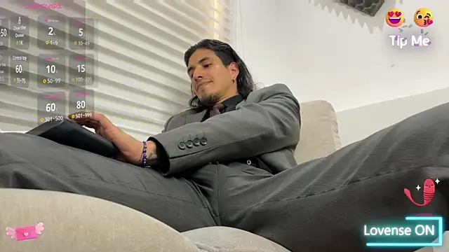 Snapshot of Tom_blunt96 chatting on 02-23-25, 04:13 Tom blunt96 online show from 02-23-25, 04:13