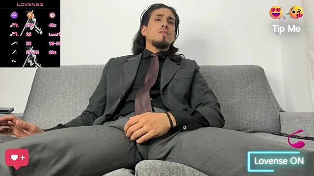 Snapshot of Tom_blunt96 chatting on 10-15-25, 06:19 Tom blunt96 online show from 10-15-25, 06:19