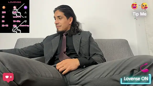 Snapshot of Tom_blunt96 chatting on 10-16-25, 07:15 Tom blunt96 online show from 10-16-25, 07:15