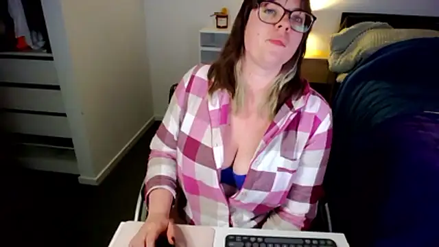 Snapshot of XxxAprilxxX chatting on 06-08-26, 11:54 XxxAprilxxX online show from 06-08-26, 11:54