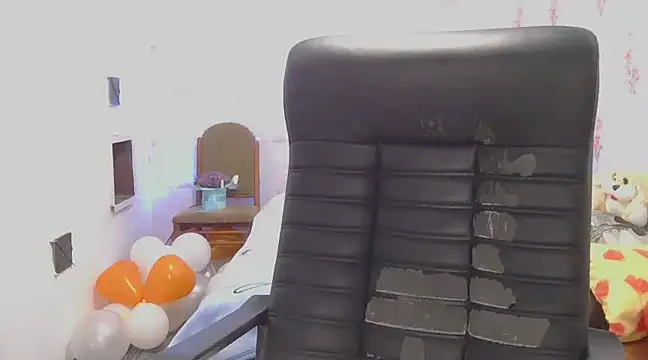 Snapshot of KittyyLaBeauty chatting on 01-22-25, 12:17 KittyyLaBeauty online show from 01-22-25, 12:17