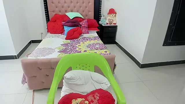 Snapshot of Karoline_Moore chatting on 01-25-25, 05:51 Karoline Moore online show from 01-25-25, 05:51