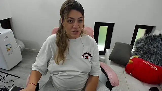 Snapshot of Dyana_Kaylinn chatting on 06-12-26, 05:06 Dyana Kaylinn online show from 06-12-26, 05:06