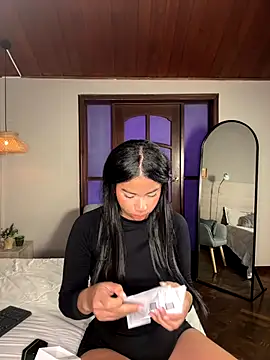 nayah   online show from 12-19-25, 07:54