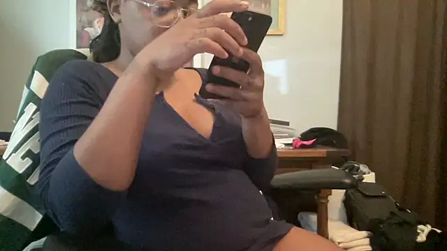 MommyConfident online show from 05-26-26, 07:43