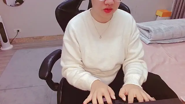 Snapshot of Alisa_Hotfeeling chatting on 02-19-25, 02:01 Alisa Hotfeeling online show from 02-19-25, 02:01