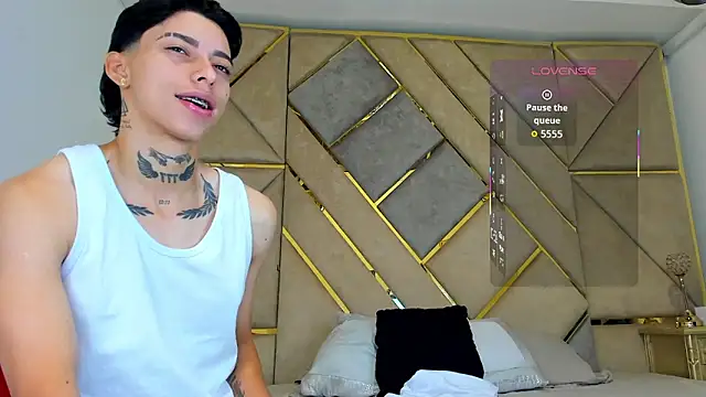 Snapshot of AmberAdams_ chatting on 10-14-25, 01:01 AmberAdams online show from 10-14-25, 01:01