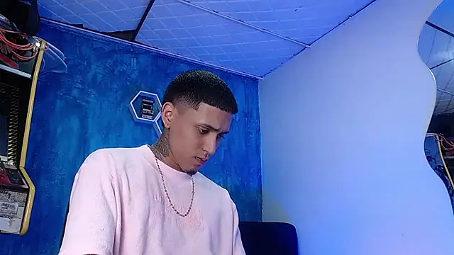 Snapshot of Liam_lee chatting on 01-28-25, 03:57 Liam lee online show from 01-28-25, 03:57