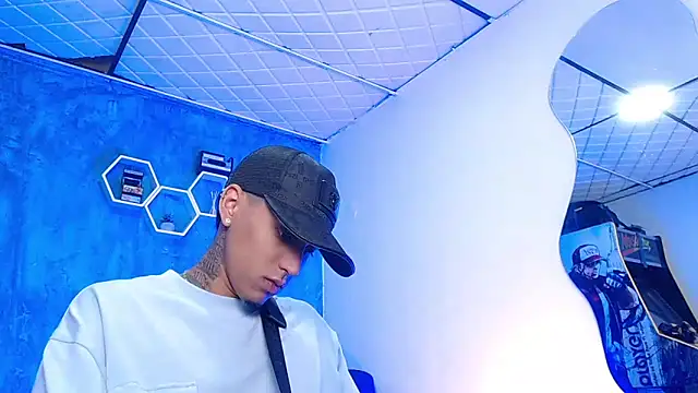 Snapshot of Liam_lee chatting on 02-25-25, 04:21 Liam lee online show from 02-25-25, 04:21