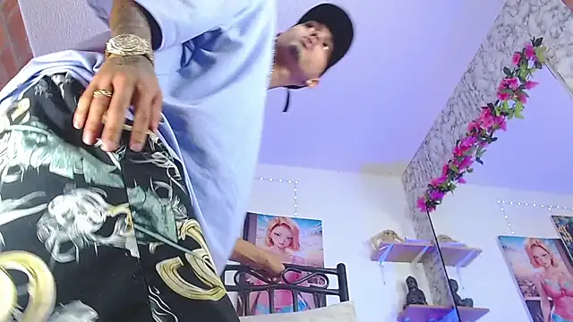 Snapshot of Liam_lee chatting on 09-29-25, 01:38 Liam lee online show from 09-29-25, 01:38