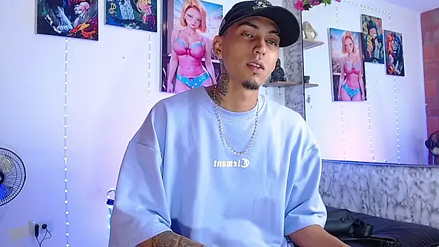 Snapshot of Liam_lee chatting on 10-13-25, 01:33 Liam lee online show from 10-13-25, 01:33