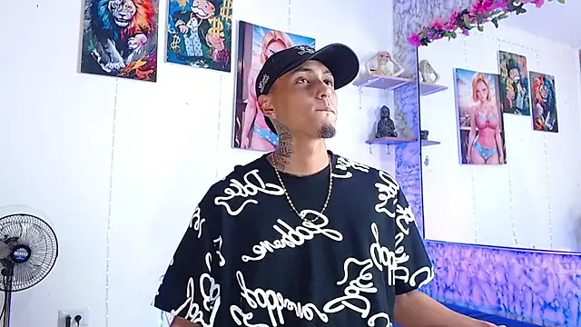 Snapshot of Liam_lee chatting on 10-15-25, 11:05 Liam lee online show from 10-15-25, 11:05