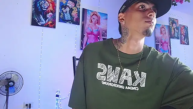 Snapshot of Liam_lee chatting on 10-17-25, 11:51 Liam lee online show from 10-17-25, 11:51