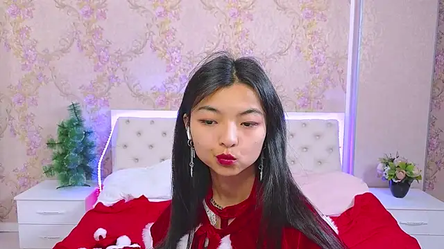 Snapshot of Shy_Kira chatting on 12-13-24, 01:44 Shy Kira online show from 12-13-24, 01:44