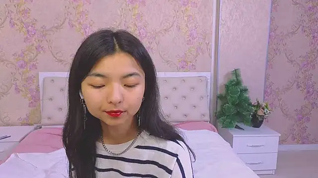 Snapshot of Shy_Kira chatting on 12-20-24, 01:00 Shy Kira online show from 12-20-24, 01:00