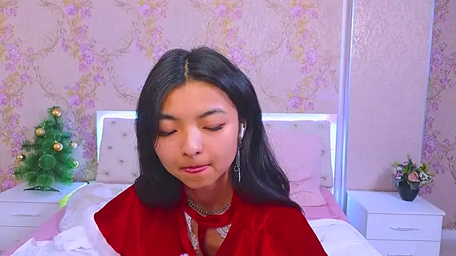 Snapshot of Shy_Kira chatting on 12-23-24, 06:37 Shy Kira online show from 12-23-24, 06:37