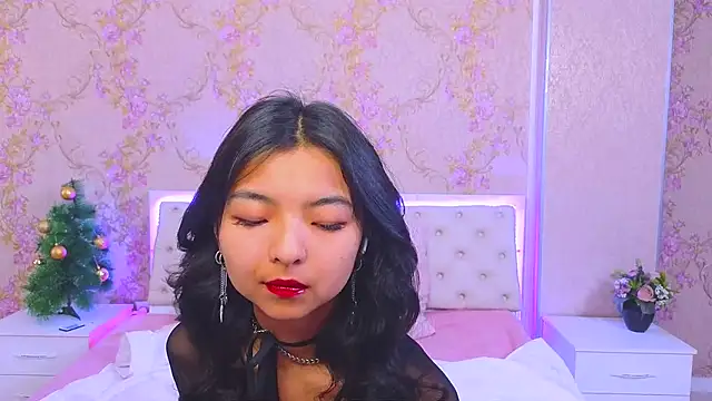 Snapshot of Shy_Kira chatting on 12-24-24, 12:33 Shy Kira online show from 12-24-24, 12:33