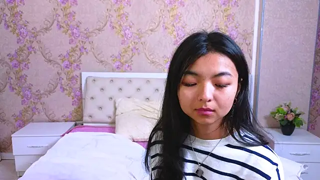 Snapshot of Shy_Kira chatting on 01-24-25, 06:35 Shy Kira online show from 01-24-25, 06:35