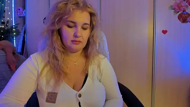 CoraSwon online show from 02-02-26, 05:33