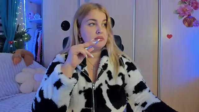 CoraSwon online show from 02-06-26, 05:27