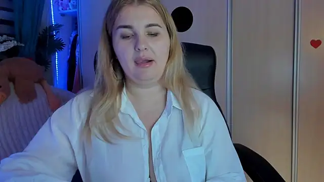 CoraSwon online show from 02-17-26, 07:42