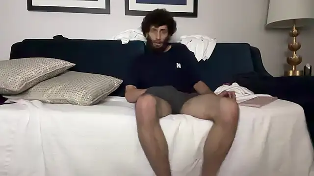 pantslesstraveler plt online show from 10-28-25, 08:51