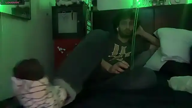 pantslesstraveler plt online show from 11-20-25, 08:58