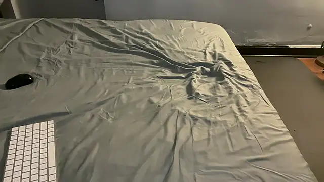 pantslesstraveler plt online show from 04-22-26, 05:43