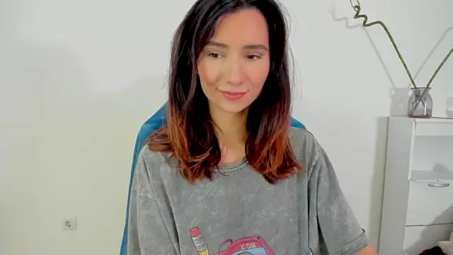 Snapshot of crystalnut chatting on 09-24-25, 02:59 crystalnut online show from 09-24-25, 02:59