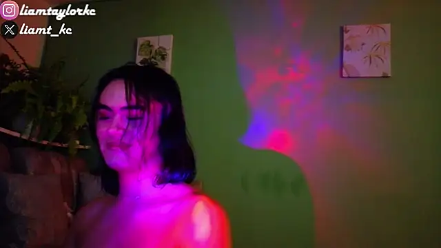 Snapshot of Liam_Taylor chatting on 01-26-25, 03:17 Liam Taylor online show from 01-26-25, 03:17