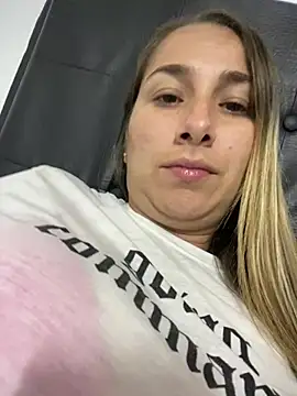 Snapshot of Iris_love18 chatting on 02-14-25, 01:02 Iris love18 online show from 02-14-25, 01:02