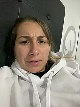 Snapshot of Iris_love18 chatting on 02-16-25, 02:31 Iris love18 online show from 02-16-25, 02:31