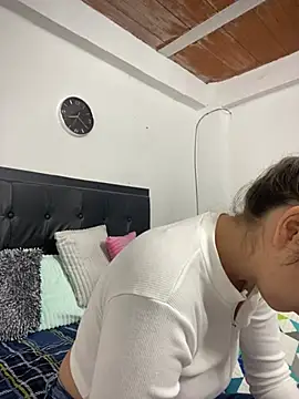 Snapshot of Iris_love18 chatting on 02-17-25, 01:21 Iris love18 online show from 02-17-25, 01:21