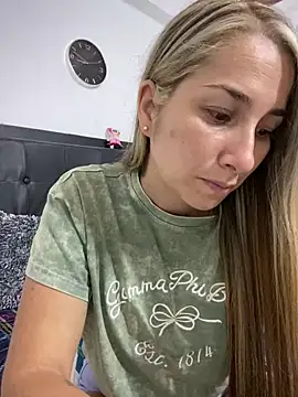 Snapshot of Iris_love18 chatting on 03-14-25, 01:48 Iris love18 online show from 03-14-25, 01:48